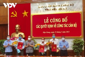 Lãnh đạo tỉnh Hậu Giang trao quyết định và tặng hoa cho các cán bộ.