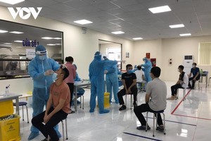 Bắc Giang lấy mẫu xét nghiệm COVID-19 cho công nhân trong khu công nghiệp.