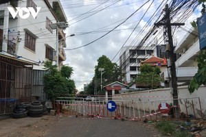 Con ngõ bên cạnh chùa Phật Tích- Vientiane vào nhà bệnh nhân Covid-19 này đã được rào kín từ vài tuần nay.