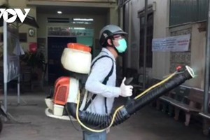 Phun khử khuẩn các khu vực F1 sinh sống.
