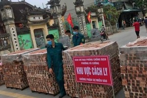 TP Bắc Ninh xếp gạch, bê tông, dàn hàng ô tô chốt cứng mọi ngả đường để phòng chống dịch.