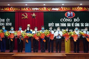 Ông Vũ Đại Thắng- Bí thư Tỉnh ủy Quảng Bình tặng hoa và trao quyết định cho các cán bộ được điều động, bổ nhiệm.