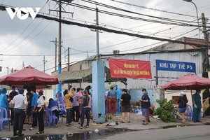 Lấy mẫu xét nghiệm tại quận Bình Thạnh, TP HCM. Ảnh: Hà Khánh.