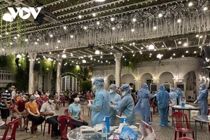 Tổ chức lấy mẫu xét nghiệm giám sát toàn phường 15 tại quận Gò Vấp (Ảnh: Trung tâm y tế quận Gò Vấp).