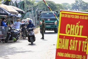 Huyện Đông Anh lập chốt kiểm soát chặt chẽ giữa khu vực giáp ranh Hà Nội-Bắc Ninh. (Ảnh: Thành Đạt/TTXVN).