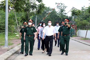 Ông Chu Ngọc Anh kiểm tra khu cách ly tập trung ở Trường Quân sự Bộ Tư lệnh Thủ đô.