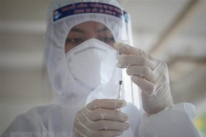 Nhân viên y tế chuẩn bị tiêm vaccine phòng COVID-19. (Ảnh: Danh Lam/TTXVN).