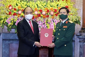Chủ tịch nước Nguyễn Xuân Phúc trao Quyết định bổ nhiệm chức vụ Tổng Tham mưu trưởng Quân đội nhân dân Việt Nam cho Thượng tướng Nguyễn Tân Cương.
