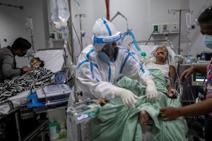 Nhân viên y tế chăm sóc bệnh nhân Covid-19 tại một bệnh viện ở thành phố Quezon, Philippines vào tháng 4. Ảnh: Reuters.