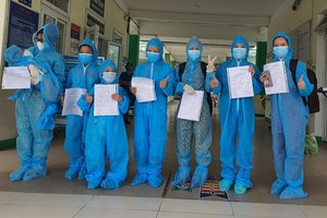 8 bệnh nhân khỏi COVID-19 được cho xuất viện sáng ngày 3/6 tại Đà Nẵng.