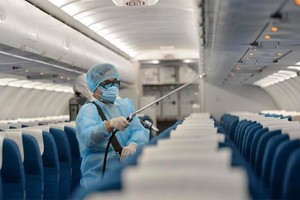 Hà Nội tìm người trên chuyến bay có người mắc Covid-19