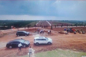 Sau khi mở đường, phân lô, các cá nhận đặt tên khu đất 36 ha là "Dự án Làng sinh thái nghỉ dưỡng La Melodie". Ảnh: Pv chụp lại.