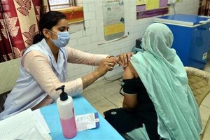 Nhân viên y tế tiêm vaccine phòng COVID-19 cho người dân tại New Delhi, Ấn Độ. (Ảnh: THX/TTXVN).