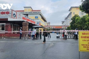 Phong tỏa tạm thời Bệnh viện đa khoa tỉnh Hà Tĩnh sau khi xác đinh 1 người làm việc tại đây mắc Covid-19.