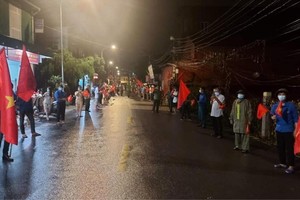 Thời khắc dỡ bỏ phong tỏa tại thôn Đa Tiện, xã Xuân Lâm. (Ảnh: Anh Tuấn).