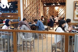 Các trung tâm thương mại tại Indonesia vẫn đông người dù đang thực hiện giãn cách.