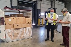 Lô vải Thanh Hà đầu tiên hạ cánh xuống sân bay Charles de Gaulle. (Ảnh: Uyên Hương/TTXVN).