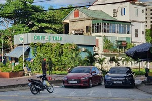 Lực lượng công an chốt chặn tại các điểm thực hiện phong tỏa, cách ly y tế thuộc địa bàn phường Hà Huy Tập (Ảnh: K. Thanh).