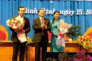 Ông Hồ Quốc Dũng, Bí thư Tỉnh ủy, Chủ tịch HĐND tỉnh Bình Định khóa XIII (đứng giữa) tặng hoa 2 Phó Chủ tịch HĐND tỉnh.