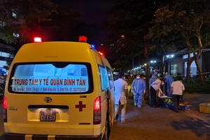 Nhân viên y tế tham gia lấy mẫu trong đêm ở Ehome 3 Bình Tân. Ảnh HCDC.