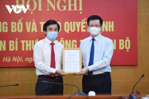 Phó Trưởng ban thường trực Ban Tổ chức Trung ương Mai Văn Chính (bìa phải) trao quyết định của Ban Bí thư cho ông Nguyễn Quang Trường.