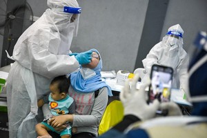 Một điểm xét nghiệm COVID-19 tại Shah Alam, ngoại ô Kuala Lumpur, Malaysia. (Ảnh: AFP/TTXVN).