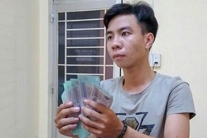 Đối tượng Ngô Chí Nhân tại cơ quan Công an. (Ảnh: TTXVN phát).