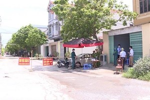 Chốt kiểm soát dịch COVID-19 tại xã Trung Hưng. (Ảnh: Đinh Tuấn/TTXVN).