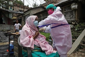 Ấn Độ đang đẩy nhanh chương trình tiêm chủng vắc xin ngừa Covid-19 (Ảnh: Getty).