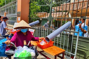 TP.HCM: Sau ATM gạo lại đến ống trượt cơm giúp người nghèo