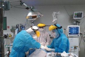 Một bệnh nhân COVID-19 nguy kịch đang được điều trị tích cực tại BV Bệnh Nhiệt đới TP.HCM. (Ảnh: BV Bệnh Nhiệt đới).