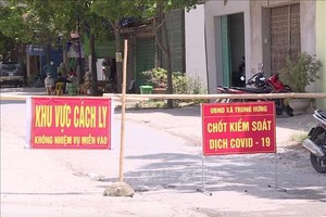 Chốt kiểm soát dịch Covid-19 tại xã Trung Hưng, huyện Yên Mỹ. (Ảnh: TTXVN).