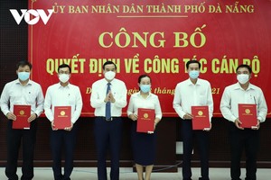 Ông Lê Trung Chinh, Chủ tịch UBND thành phố Đà Nẵng trao quyết định cho các cán bộ.