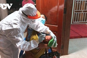 CDC Đắk Lắk lấy mẫu xét nghiệm cho những người tiếp xúc gần với trường hợp dương tính với SARS-CoV-2.