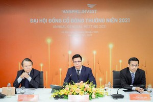 Hình ảnh đoàn chủ tịch Đại hội cổ đông trực tuyến của Văn Phú – Invest.