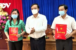 Lãnh đạo Tỉnh ủy Cà Mau trao quyết định cho bà Huỳnh Út Mười và ông Huỳnh Quốc Hoàng.
