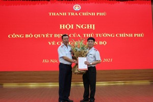 Tổng Thanh tra Chính phủ Đoàn Hồng Phong trao quyết định và chúc mừng tân Phó Tổng Thanh tra Chính phủ Lê Sỹ Bảy.