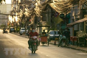 Người dân đeo khẩu trang phòng dịch COVID-19 tại Vientiane, Lào. (Nguồn: THX/TTXVN).