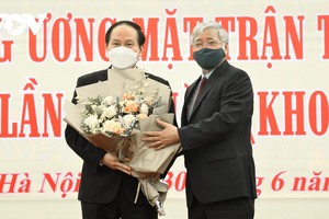 Chủ tịch UBTƯ MTTQ Việt Nam Đỗ Văn Chiến tặng hoa chúc mừng ông Lê Tiến Châu.