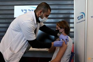 Một người Israel được tiêm chủng (Ảnh: Reuters).