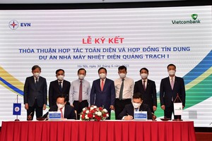 Ông Nguyễn Thanh Tùng – Phó Tổng Giám đốc Vietcombank (bên phải) và ông Nguyễn Xuân Nam – Phó Tổng Giám đốc EVN (bên trái) ký kết Hợp đồng tín dụng tài trợ dự án NMND Quảng Trạch 1 dưới sự chứng kiến của lãnh đạo các Bộ, Ngành, cùng lãnh đạo EVN và Vietcombank.