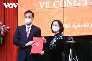 Bà Trương Thị Mai, Ủy viên Bộ Chính trị, Trưởng Ban Tổ chức Trung ương trao quyết định cho ông Nguyễn Hữu Nghĩa.