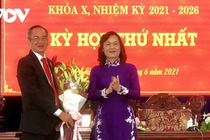 Bà Lê Thị Ái Nam - Phó Bí thư Thường trực Tỉnh ủy Bạc Liêu, nguyên Chủ tịch HĐND tỉnh Bạc Liêu khóa IX tặng hoa chúc mừng ông Lữ Văn Hùng đắc cử chức Chủ tịch HĐND tỉnh Bạc Liêu khóa X, nhiệm kỳ 2021-2026.