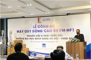 Ông Nguyễn Đăng Quang Chủ tịch HĐQT - Công ty CP Quản lý & Khai thác Tài sản PSA, trực thuộc Petrosetco trao tặng 1,5 tỷ đồng tài trợ cho Nhóm dự án