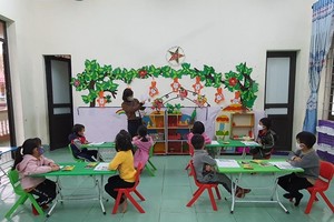 Trường mầm non Bồ Lý, huyện Tam Đảo tổ chức cho học sinh ngồi học giãn cách để đảm bảo an toàn. Ảnh: Minh Hường- Báo Vĩnh Phúc