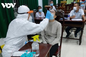 Cán bộ y tế đang lấy mẫu xét nghiệm tại Trung tâm y tế huyện Lắk.