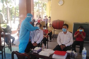 Ngành y tế Tiền Giang lấy mẫu xét nghiệm SARS-CoV-2.