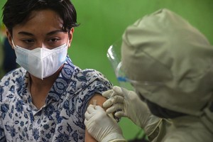 Nhân viên y tế tiêm vaccine phòng COVID-19 cho người dân tại Jakarta, Indonesia, ngày 1/7/2021. (Ảnh: THX/TTXVN).