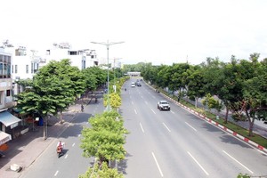 Đường Phạm Văn Đồng, một trong nững tuyến trục chính kết nối thành phố Thủ Đức với trung tâm Thành phố Hồ Chí Minh khá vắng vẻ trong ngày đầu thực hiện giãn cách. (Ảnh: Tiến Lực/TTXVN).