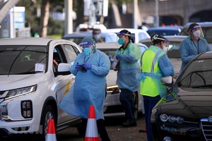 Nhân viên y tế lấy mẫu xét nghiệm COVID-19 cho người dân tại Sydney, Australia, ngày 17/6/2021. (Ảnh: THX/TTXVN).